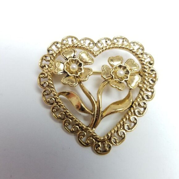 Vintage Heart Shape Flower Brooch, Gold Tone Filigree Border, Retro Lapel Pin - Picture 1 of 5